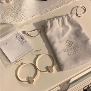 Elora Earrings - White/Gold